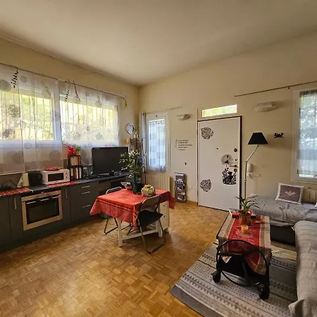 Les Violettes Apartment *